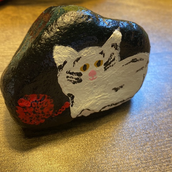 Fluffy WHITE CAT with red yarn Hand painted stone garden rock paper weight - Picture 9 of 9
